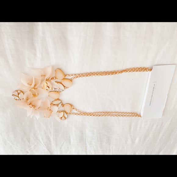 Blush pink statement piece women’s necklace - Picture 3 of 8